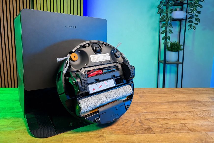 Roborock Saros 20 Flow dockt an der RockDock Station im Wohnzimmer an